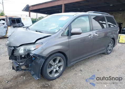 2014 Toyota Sienna Se 8 Passenger z USA, uszkodzony, nr VIN 5TDXK3DC8ES440762